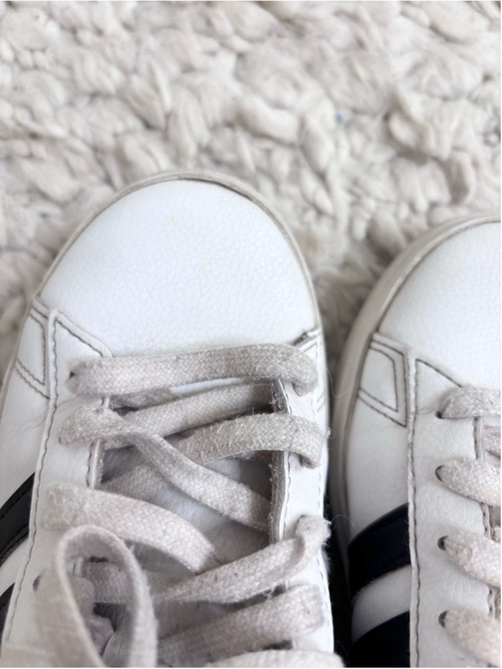 Women's Adidas Sneakers White Black Stripes Size 5 Lace Up Classic - Picture 8 of 8